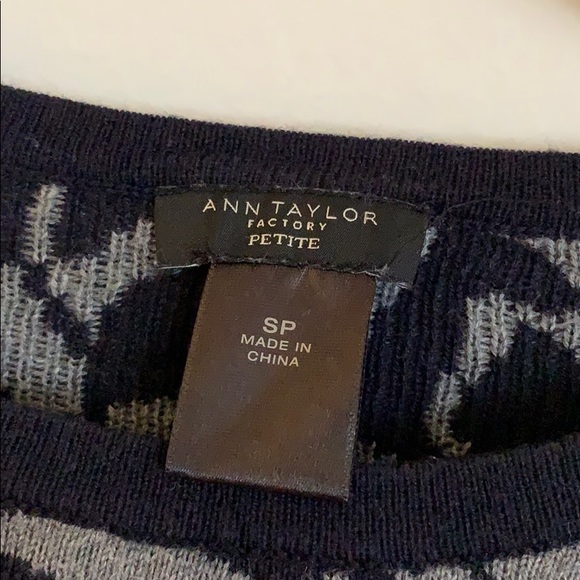 Ann Taylor navy & grey flowered sweater petite SP - Picture 3 of 4